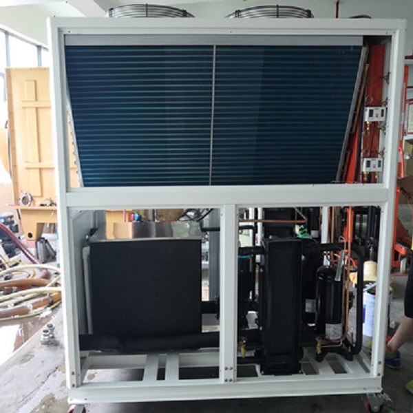 Wat is de functie van de condensor in een koelmachine?